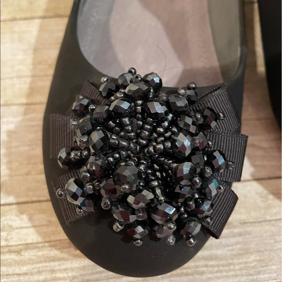 NWOB Hurlun Rote Women’s Flats with gorgeous Black Beaded Accent on Toe - Picture 2 of 5